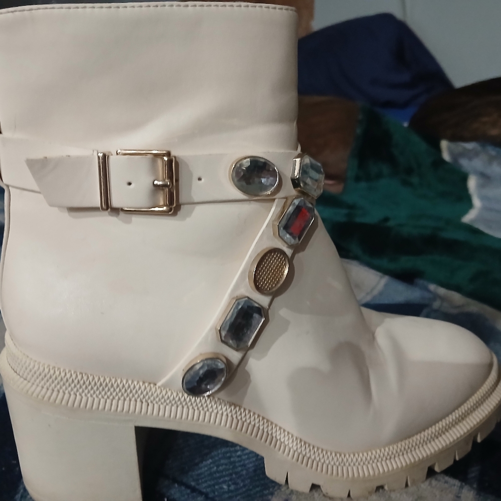 Women's white inc boot size 8